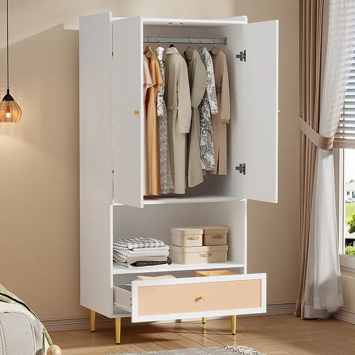 SONNENH Kleiderschrank mit Flechtschublade, Weiß/Natur -  - Weißer Kleiderschrank mit goldenen Beinen und Rattan-Schublade, bietet Stauraum, Ablagen und Kleiderstange, gefüllt mit Kleidung.