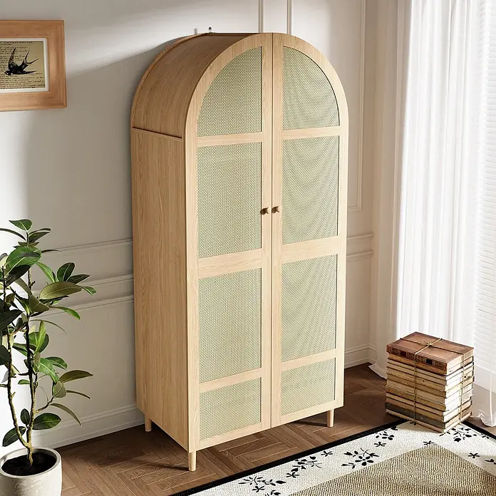 SONNENH Kleiderschrank mit Bogentüren und Rattangeflecht, Natur -  - Kleiderschrank aus hellem Holz mit gewölbter Oberseite und Türen aus Peddigrohrgeflecht, in einem Raum.