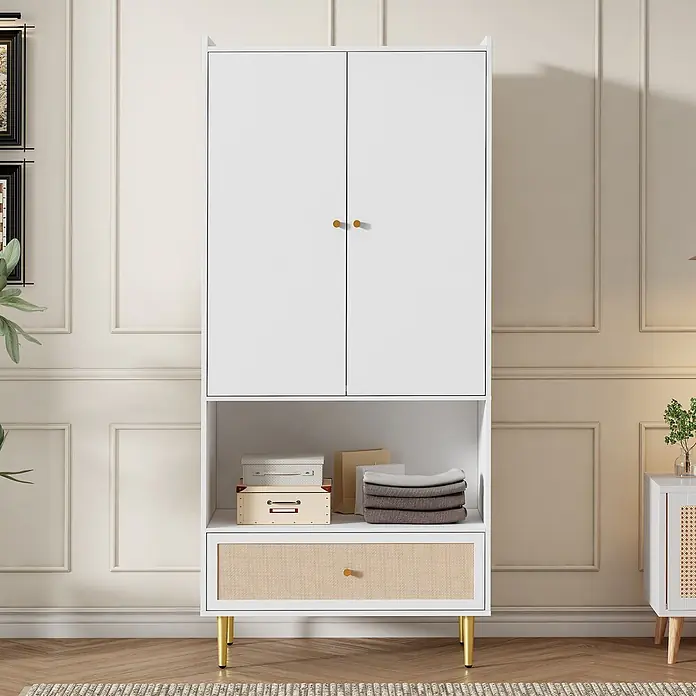 SONNENH Kleiderschrank mit Flechtschublade, Weiß/Natur -  - Weißer Kleiderschrank mit zwei oberen Türen, offenem Regal und Rattan-Schublade, auf goldenen Beinen in einem modernen Raum.