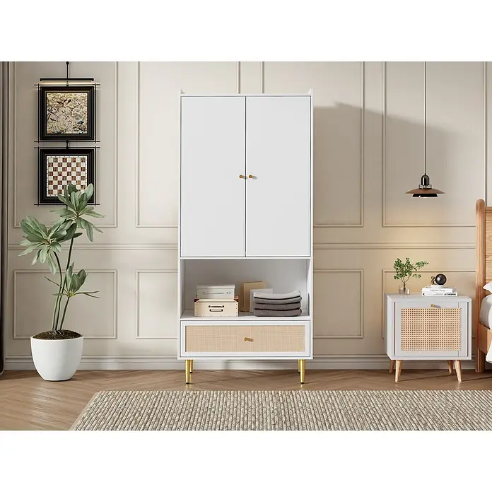 SONNENH Kleiderschrank mit Flechtschublade, Weiß/Natur -  - Weißer Kleiderschrank mit goldenen Griffen und Beinen, Rattanschublade und offenen Ablagen für Stauraum im Schlafzimmer.