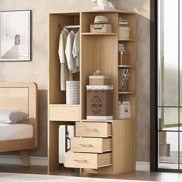 SONNENH Kleiderschrank - Natur - Eckkleiderschrank aus hellem Holz mit Kleiderstange, offenen Regalen und Schubladen, in einem Schlafzimmer.