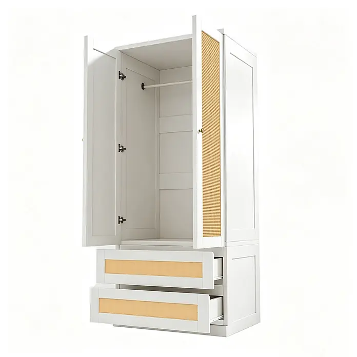 SONNENH Kleiderschrank - Weiß/Natur - Weißer Kleiderschrank mit zwei geöffneten Türen, Regalen und Kleiderstange, sowie zwei teilweise geöffneten Schubladen mit Rohrgeflecht.