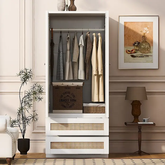 SONNENH Kleiderschrank - Weiß/Natur - Offener weißer Kleiderschrank mit Rattan-Schubladenfronten, innen Kleidung, Regenschirme und Körbe, als vielseitiger Organizer.