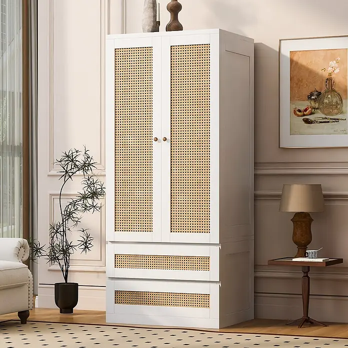 SONNENH Kleiderschrank - Weiß/Natur - Weißer Schrank mit zwei Rattantüren und zwei Rattan-Schubladen, in einem Raum stehend.