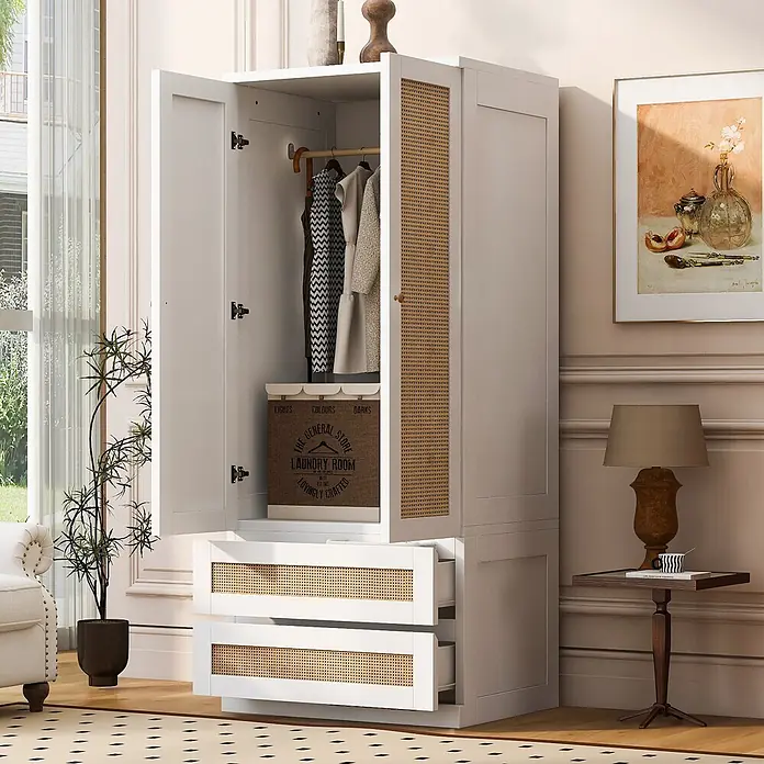 SONNENH Kleiderschrank - Weiß/Natur - Weißer Kleiderschrank mit Rattan-Geflecht, geöffneten Türen mit Kleidung und zwei offenen Schubladen.
