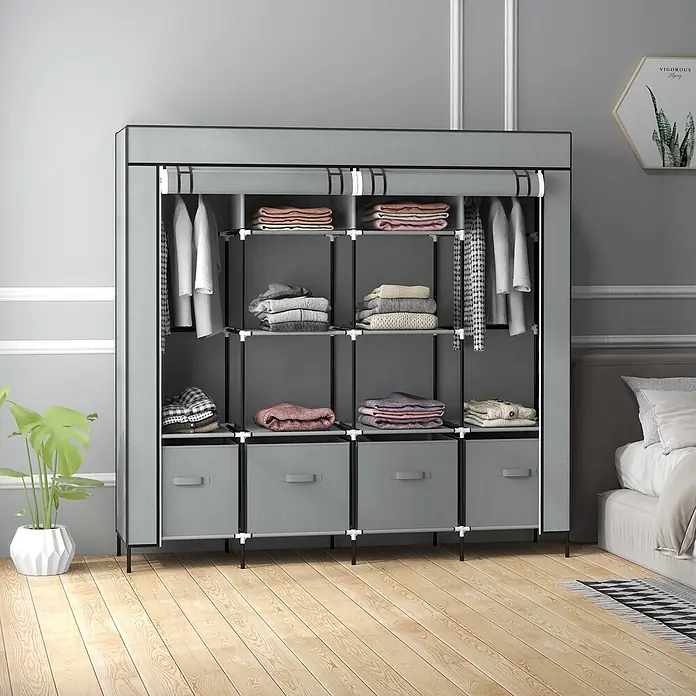 SONNENH Kleiderschrank - Dunkelgrau - Grauer Stoff-Metall-Kleiderschrank mit mehreren Ablagen, Schubladen und Hängemöglichkeiten, Kleidung in einem Schlafzimmer aufbewahrend.