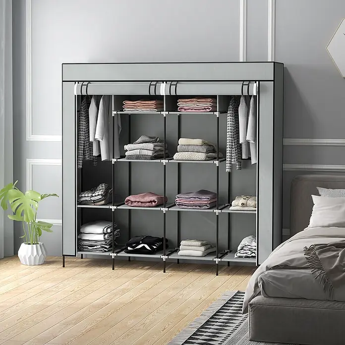 SONNENH Kleiderschrank - Dunkelgrau - Grauer tragbarer Stoffkleiderschrank mit Regalen und Kleiderstange, gefüllt mit Kleidung in einem Schlafzimmer.