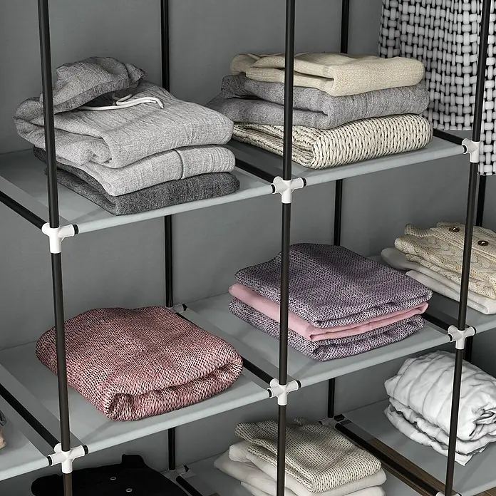 SONNENH Kleiderschrank - Dunkelgrau - Ein grauer tragbarer Stoffschrank mit schwarzen Stangen und weißen Verbindern, ordentlich gefüllt mit gefalteter Kleidung.