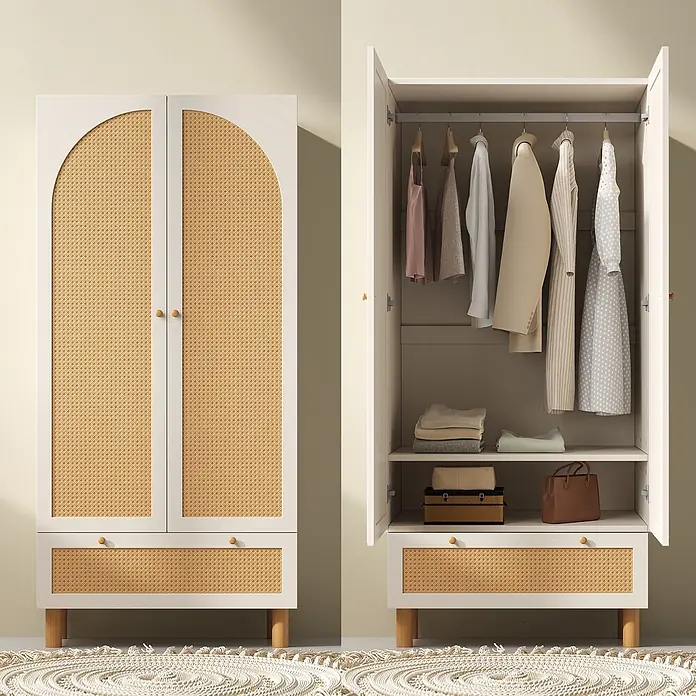 SONNENH Kleiderschrank - Weiß/Natur - Weißer Kleiderschrank mit Rattan-Bogen-Türen und Schublade, geschlossen und offen mit Kleidung und Stauraum.