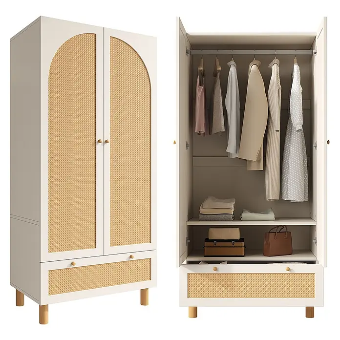 SONNENH Kleiderschrank - Weiß/Natur - Cremefarbener Kleiderschrank mit Rattanplatten, Holzdetails, geschlossen und offen mit Kleidung gezeigt.