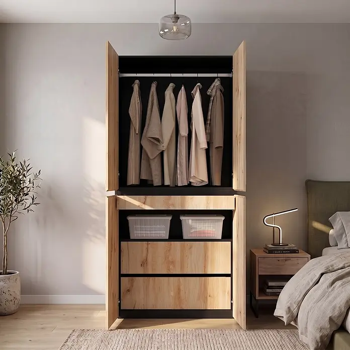 SONNENH Kleiderschrank mit Schmuckschublade, Eichenoptik/Schwarz -  - Offener Kleiderschrank aus hellem Holz mit schwarzem Innenraum, Kleidern an Bügeln und zwei Schubladen, in einem modernen Schlafzimmer.