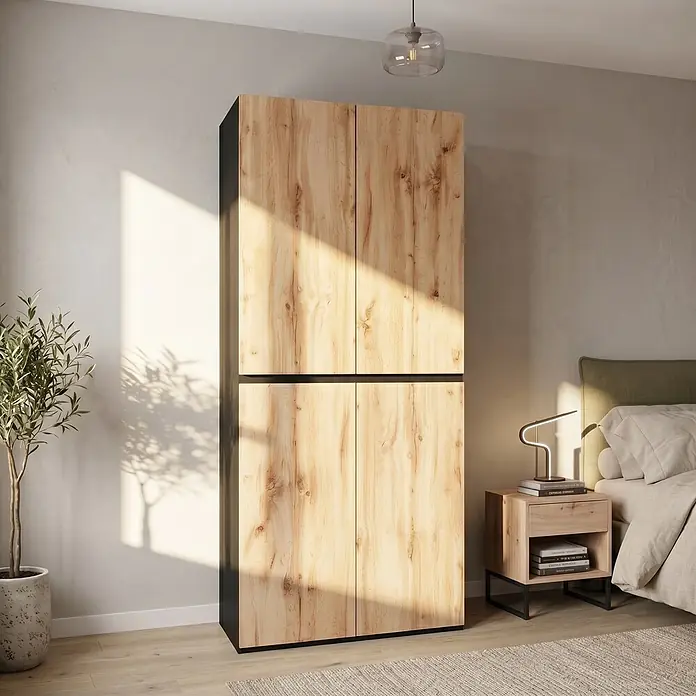 SONNENH Kleiderschrank mit Schmuckschublade, Eichenoptik/Schwarz -  - Hoher Kleiderschrank aus hellem Holz und Schwarz in einem Schlafzimmer, neben Bett und Nachttisch platziert.