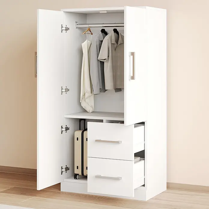 SONNENH Kleiderschrank - Weiß - Weißer Kleiderschrank mit offener Tür, Kleiderstange, Ablage und Koffer; darunter zwei sichtbare Schubladen.