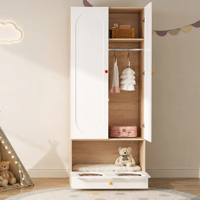 SONNENH Kleiderschrank - Weiß/Holzoptik - Weißer und hellbrauner Kinderkleiderschrank mit offener Tür, zeigt Innenregale und Hängemöglichkeit, in einem Kinderzimmer.