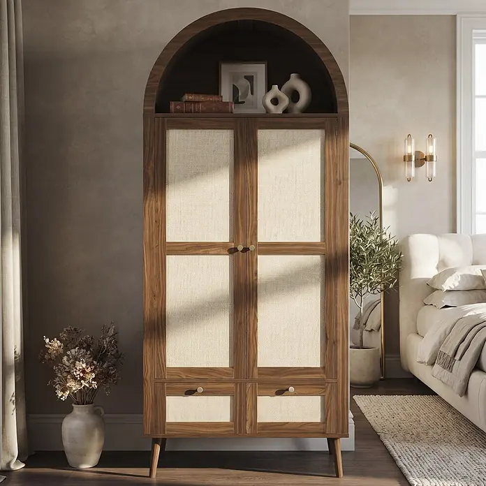 SONNENH Kleiderschrank mit Bogenabschluss, Walnussoptik/Beige -  - Nussbaumfarbener, gewölbter Kleiderschrank mit gewebten Stoffpaneelen an Türen und Schubladen, Messingknäufe, in modernem Schlafzimmer.