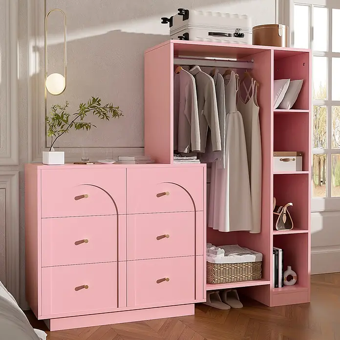 SONNENH Offener Kleiderschrank mit 6 Schubladen, Rosa -  - Ein rosa Kleiderschrank mit Kleiderstange und Regalen, neben einer passenden rosa Kommode, beide aus Holz, in einem hellen Schlafzimmer.