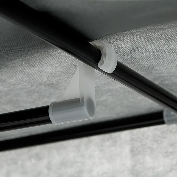 SONNENH Kleiderschrank - Dunkelgrau - Nahaufnahme eines Regals mit schwarzen Stangen, transparenten Plastikverbindern und einem hellgrauen Stoffbezug.