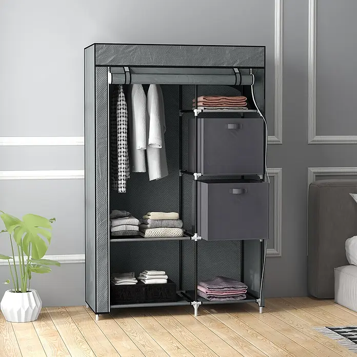 SONNENH Kleiderschrank - Dunkelgrau - Grauer tragbarer Stoffkleiderschrank mit Regalen, Kleiderstange und Aufbewahrungsboxen, in einem Schlafzimmer.