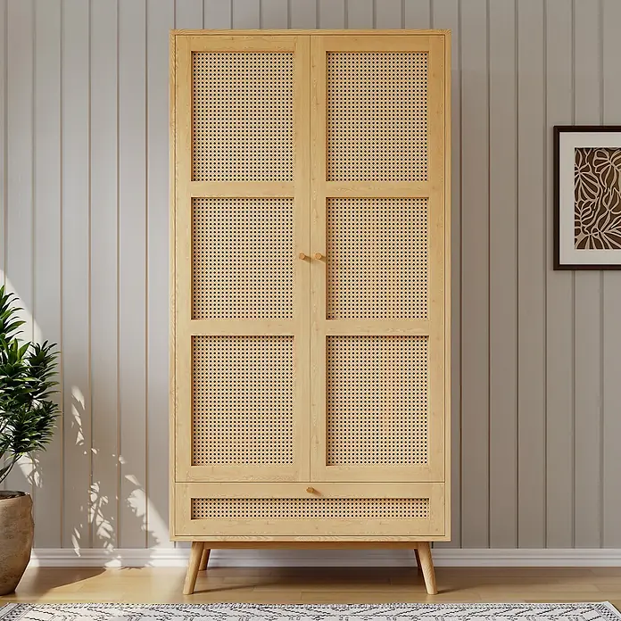 SONNENH Kleiderschrank - Natur - Heller Holzschrank mit Rattantüren und Schublade, auf konischen Beinen in einem natürlich beleuchteten Raum.