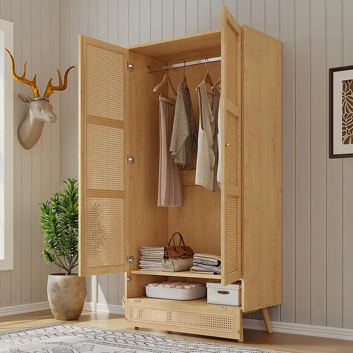 SONNENH Kleiderschrank - Natur - Heller Holzschrank mit Rattantüren, offen mit Kleidung und gefalteten Artikeln in einem Zimmer.