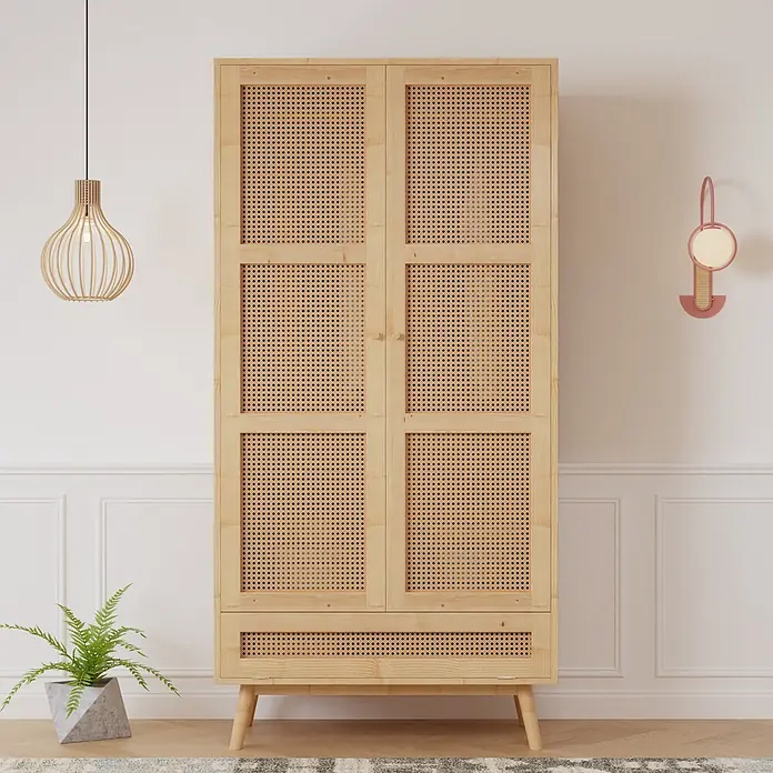 SONNENH Kleiderschrank - Natur - Kleiderschrank aus hellem Holz mit Rattan-Türen und Schublade, auf Beinen, in einem modernen Raumambiente.
