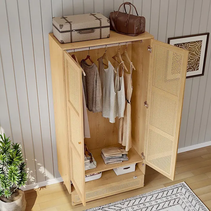 SONNENH Kleiderschrank - Natur - Offener Kleiderschrank aus hellem Holz mit Rattan-Türen, gefüllt mit Kleidung und Gegenständen, in einem Raum.