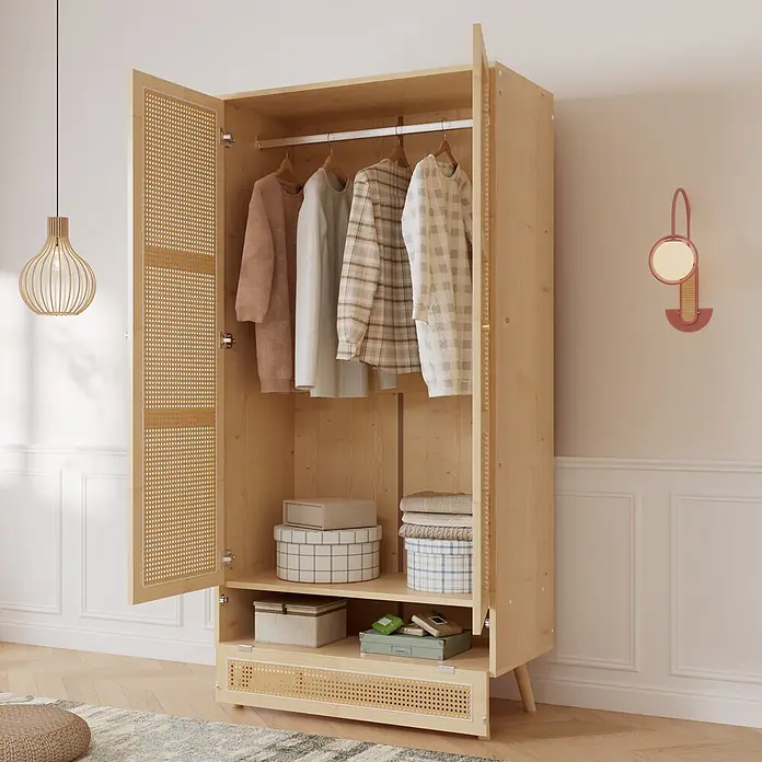 SONNENH Kleiderschrank - Natur - Offener Kleiderschrank aus hellem Holz mit Rattan-Türen, zeigt Kleidung und Aufbewahrungsboxen in modernem Raum.