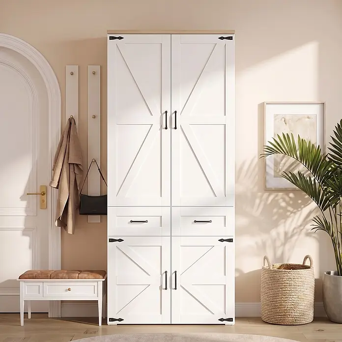 SONNENH Kleiderschrank - Weiß - Hoher weißer Aufbewahrungsschrank im Scheunentor-Stil mit dunklen Griffen im Flur.
