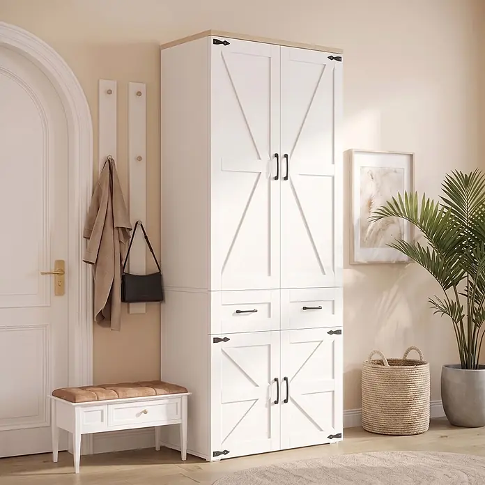 SONNENH Kleiderschrank - Weiß - Weißer Flurschrank im Scheunentor-Stil mit heller Holzplatte und schwarzen Beschlägen, in einer gemütlichen Eingangsumgebung.