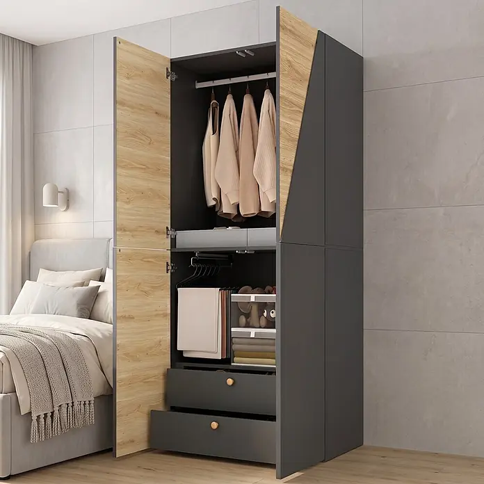 SONNENH Kleiderschrank - Holzoptik/Grau - Moderner Kleiderschrank in Dunkelgrau und hellem Holz, offen mit Kleidung und Schubladen, im Schlafzimmer.