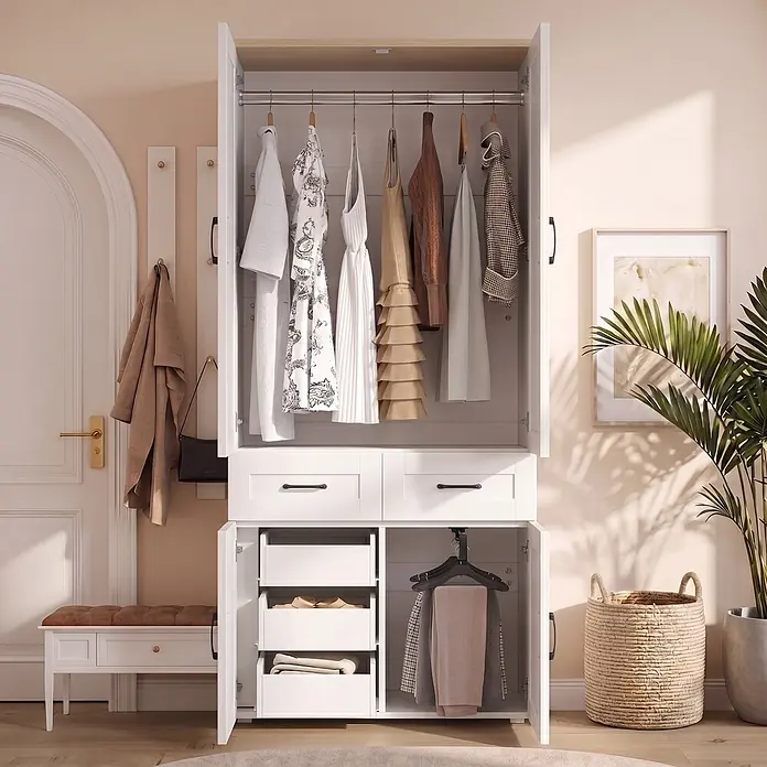 SONNENH Kleiderschrank - Weiß - Weißer Kleiderschrank mit offenen Türen, zeigt hängende Kleidung, Schubladen und untere Staufächer in einem Raum.