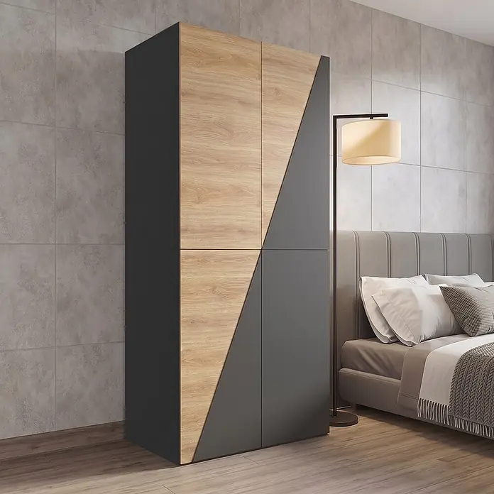 SONNENH Kleiderschrank - Holzoptik/Grau - Zweifarbiger Kleiderschrank mit heller Holzoptik und dunkelgrauen Diagonalfeldern in einem modernen Schlafzimmer.