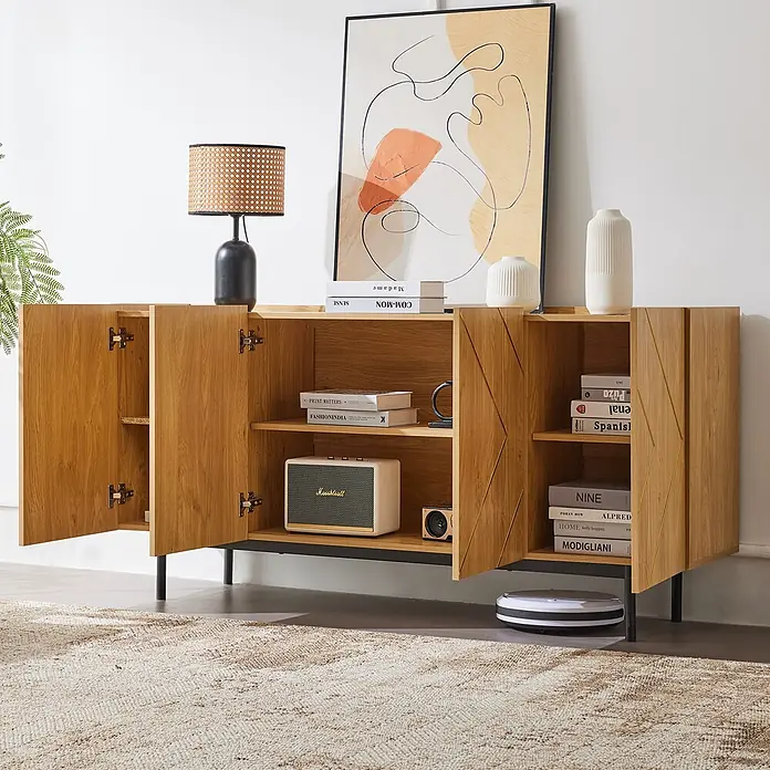 SONNENH Kommode - Natur - Hellbraunes Sideboard aus Holz mit schwarzen Beinen, goldenen Akzenten, offenen und geschlossenen Fächern, dekoriert mit Büchern, Lampe und Vasen.