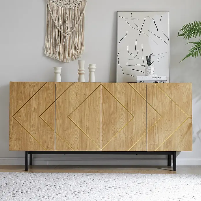 SONNENH Kommode - Natur - Holz Sideboard mit goldenen geometrischen Akzenten und schwarzen Beinen in einem Wohnzimmer.