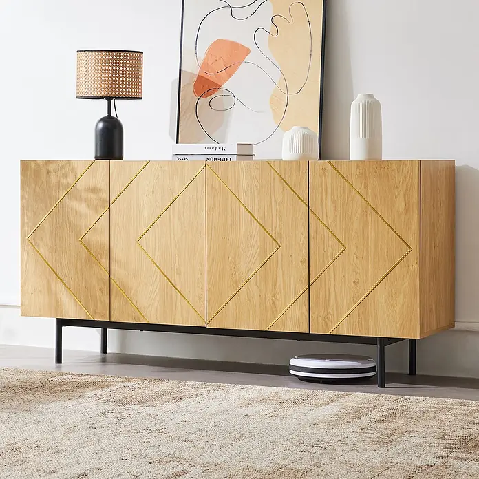 SONNENH Kommode - Natur - Helles Sideboard aus Holz mit goldenem Rautenmuster auf den Türen und schwarzen Beinen, mit Deko.