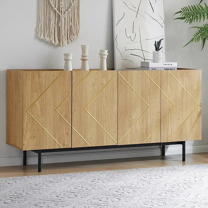 SONNENH Kommode - Natur - Holz-Sideboard mit goldenen geometrischen Akzenten und schwarzen Beinen in Wohnzimmerumgebung.