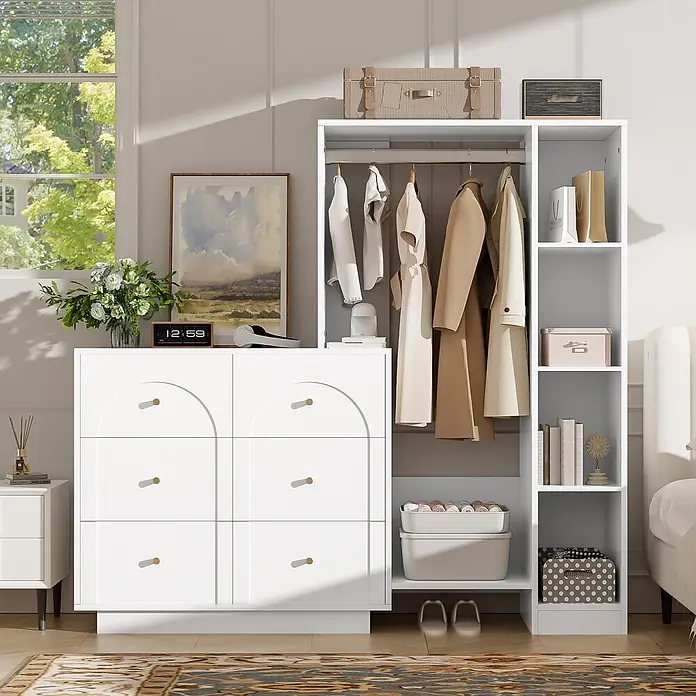 SONNENH Kleiderschrank - Weiß - Weiße Kleiderschrank- und Kommodenkombination mit Hängebereich und Schubladen im Schlafzimmer.