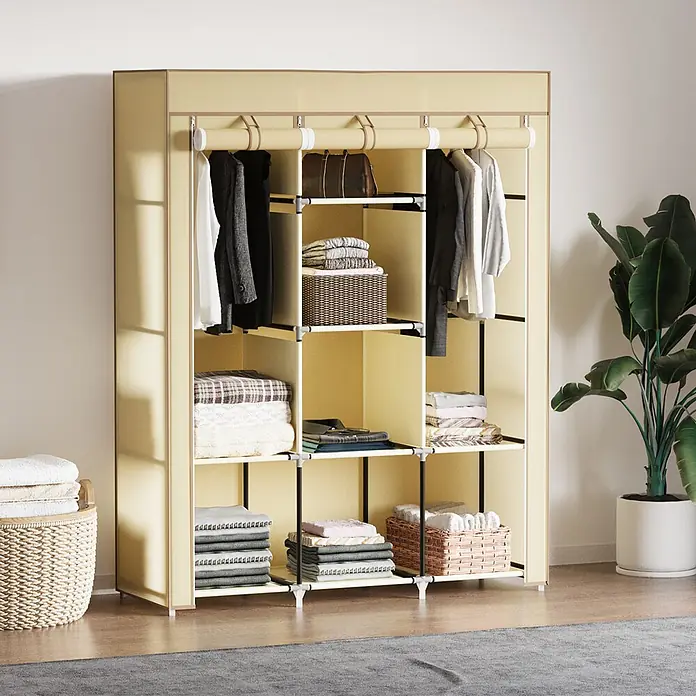 SONNENH Stoff-Kleiderschrank mit 2 Kleiderstangen, Beige -  - Beigefarbener Stoff-Kleiderschrank mit mehreren Fächern und Kleiderstangen, mit Kleidung organisiert.