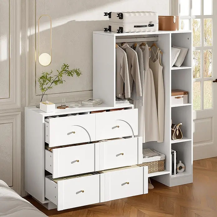SONNENH Kleiderschrank - Weiß - Weiße Kommode mit Kleiderschrank-Kombination, hängenden Kleidern, geöffneten Schubladen und offenen Regalen für umfassenden Stauraum.