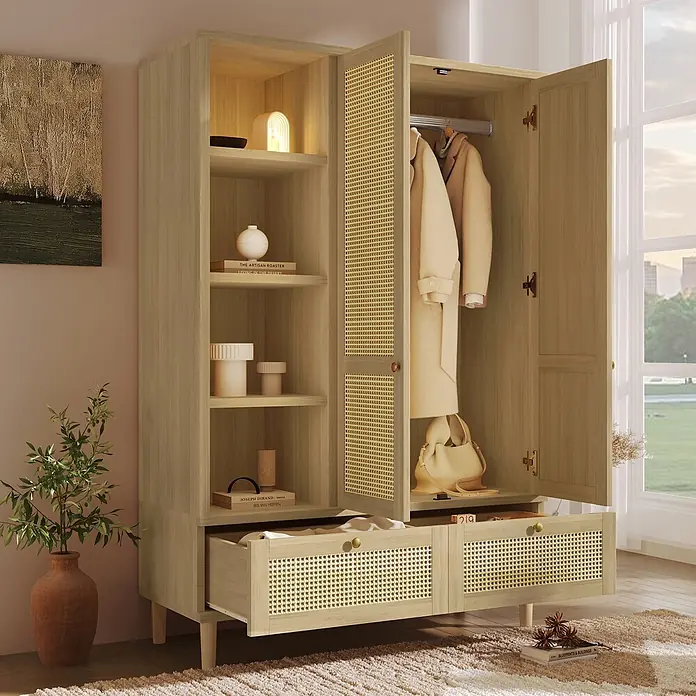 SONNENH Kleiderschrank mit Flechtdekor und Seitenregal, Eichenoptik -  - Kleiderschrank aus hellem Holz mit Rattan-Akzenten, offene Türen zeigen Kleidung, Regale mit Deko und eine offene Schublade.