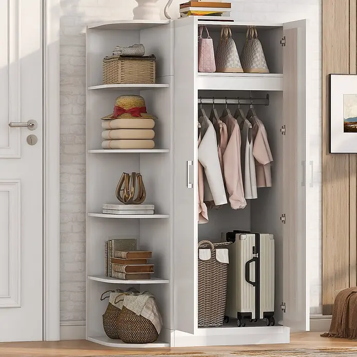 SONNENH Kleiderschrank - Weiß - Weißer Eckschrank mit offenen Regalen und einem Zweitürer-Kleiderschrank, gefüllt mit Kleidung, Taschen und Haushaltsartikeln, in einem Raum platziert.