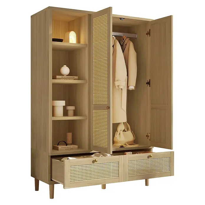SONNENH Kleiderschrank mit Flechtdekor und Seitenregal, Eichenoptik -  - Heller Holzschrank mit Rattantüren & -schubladen, offen mit Kleidung, Tasche und Deko.
