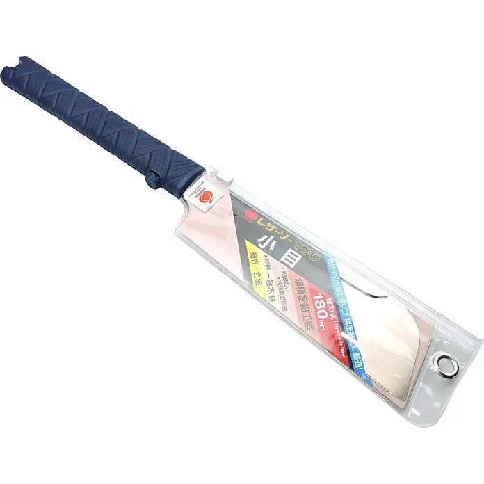 Famex Japansäge - Länge: 180 mm, Stahl - Eine Gyokucho Razorsaw 180 Japansäge mit feiner Zahnung, dunkelblauem strukturiertem Griff und 180 mm langer silberner Klinge, in klarer Verpackung.