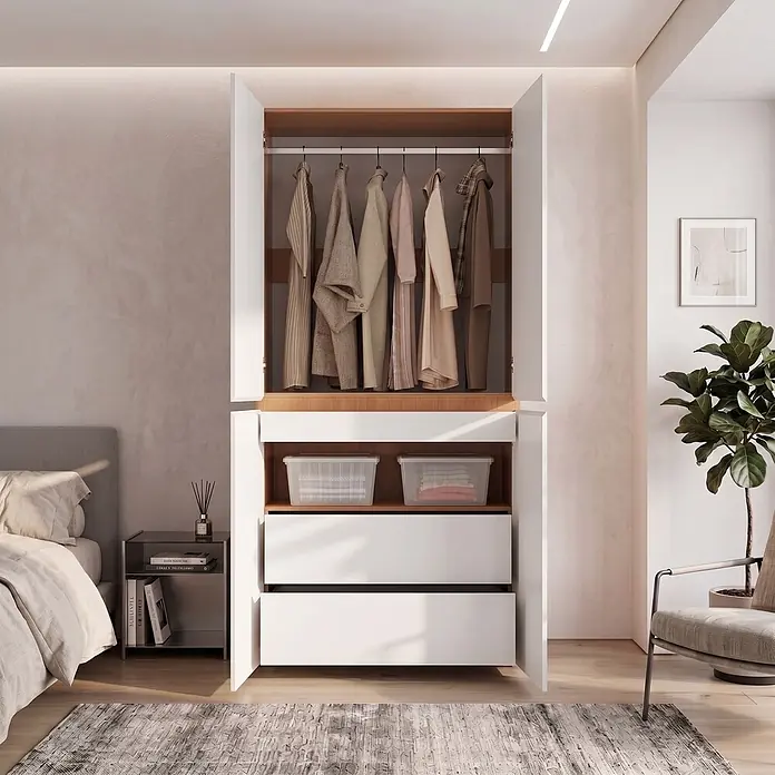 SONNENH Kleiderschrank - Weiß/Eichenoptik - Ein offener weißer Kleiderschrank mit Holzinterieur, Kleiderstange, Ablagen und Schubladen in einem modernen Schlafzimmer.