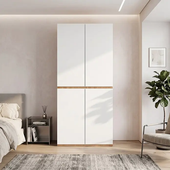 SONNENH Kleiderschrank - Weiß/Eichenoptik - Hoher weißer Kleiderschrank mit heller Holzleiste in einem modernen Schlafzimmer.