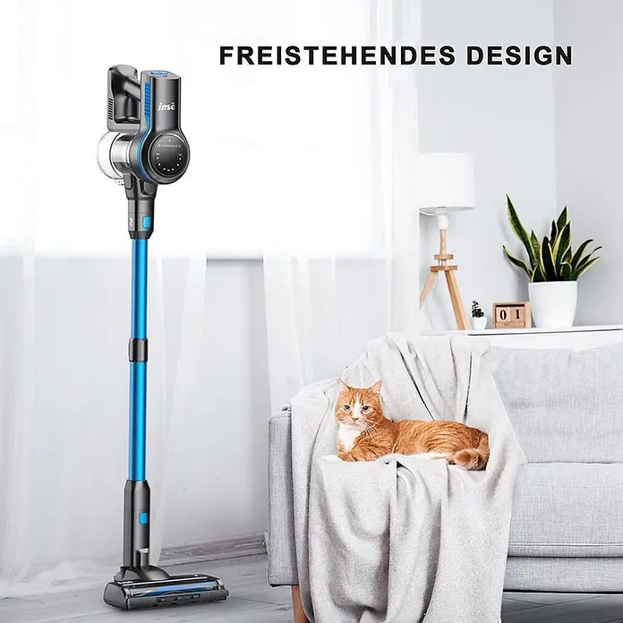 INSE Akku-Staubsauger - 18 V, 1 Akku, 2,5 Ah, Behältervolumen: 2 l - Blauer und schwarzer kabelloser Stielstaubsauger steht aufrecht im Wohnzimmer, unterstreicht sein freistehendes Design.