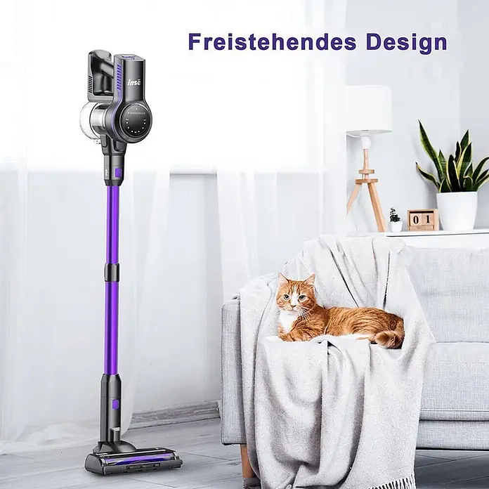 INSE Akku-Staubsauger - 18 V, 1 Akku, 2,5 Ah, Behältervolumen: 2 l - Ein lila-schwarzer Stielstaubsauger mit freistehendem Design steht aufrecht neben einem Sofa mit Katze.