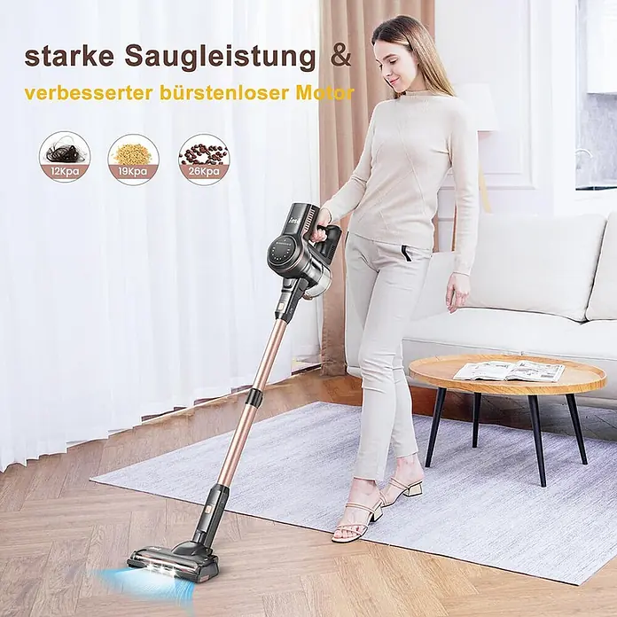 INSE Akku-Staubsauger - 1 Akku, 2,5 Ah, Behältervolumen: 2 l - Eine Frau saugt mit einem schwarzen und roségoldenen Akku-Stielstaubsauger mit starker Saugkraft den Boden eines Wohnzimmers.