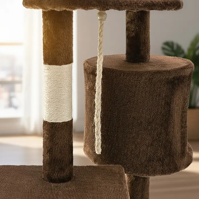 belviona Kratzbaum - 40 x 40 x 112 cm, Textil, braun - Nahaufnahme eines braunen Plüsch-Katzenbaums mit beigem Sisal-Kratzstamm und baumelndem Seilspielzeug, im Innenbereich.