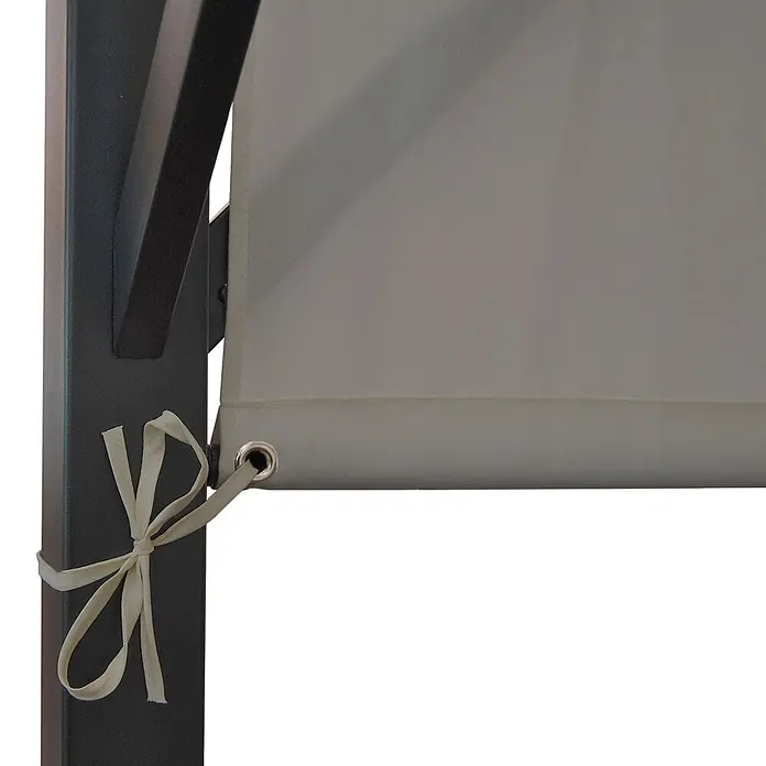 Pergola Baia | HxBxT 212x300x300cm | Garten Pavillon Terrassenüberdachung | stabiles 6cm-Stahl-Gestell + Schiebedach Taupe -  - Grauer Stoffvorhang mit Metallöse, mit einem cremefarbenen Band an einem dunklen Metallpfosten befestigt.